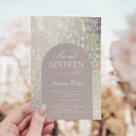 Convite Glitter Dourado Rosa iridescente Doce Dezesseis<br><div class="desc">Um convite de aniversário moderno,  doce,  dezesseis,  com um fundo brilhante de ouro rosa e um arco cor-de-rosa poeirento onde todas as suas informações personalizadas são escritas em fontes brancas elegantes.</div>