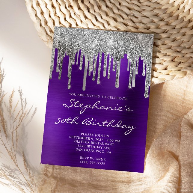 Convite Glitter prateado pica índigo púrpura 50º aniversár (Modern purple and silver dripping glitter birthday invite.)