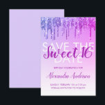Convite Glitter roxo Sweet 16 Save the Date (Salvar a data<br><div class="desc">Moderno Roxo e Rosa Quente Espelho e Espalheta Glitter Doce Dezesseis Monogramas e Salva Inicialmente o Convite de aniversário de Data. Este convite é perfeito para uma Festa de aniversário Sparkle e Glitter Sweet 16 que procura celebrar no estilo.</div>