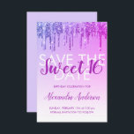 Convite Glitter roxo Sweet 16 Save the Date (Salvar a data<br><div class="desc">Moderno Roxo e Rosa Quente Espelho e Espalheta Glitter Doce Dezesseis Monogramas e Salva Inicialmente o Convite de aniversário de Data. Este convite é perfeito para uma Festa de aniversário Sparkle e Glitter Sweet 16 que procura celebrar no estilo.</div>