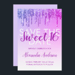 Convite Glitter roxo Sweet 16 Save the Date (Salvar a data<br><div class="desc">Moderno Roxo e Rosa Quente Espelho e Espalhamento Glitter Doce Dezesseis Salvem o Convite de aniversário de Data. Este convite é perfeito para uma Festa de aniversário Sparkle e Glitter Sweet 16 que procura celebrar no estilo.</div>
