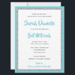 Convite Glittery Bat Mitzvah Blue e Silver Large<br><div class="desc">Este convite do Bat Mitzvah de tendência apresenta brilho falso cintilante em camadas sobre um fundo de cor sólida. Use o formulário modelo para adicionar suas próprias informações. A Ferramenta Design pode ser usada para alterar o estilo,  a cor e o layout da fonte.</div>