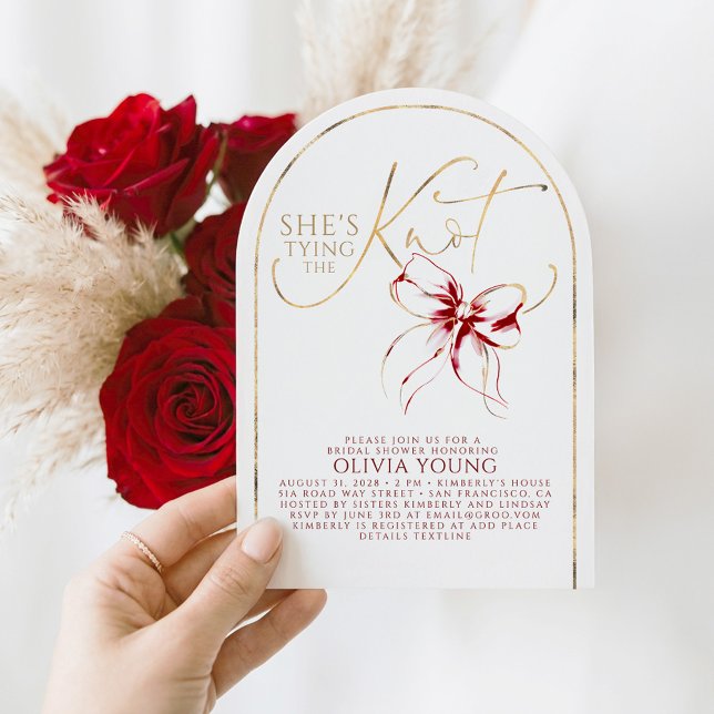 Convite Gold Red Bow She's Tying The Knot Bridal Shower (Elegant Script Romantic Red Bow Bridal Shower Invitations)