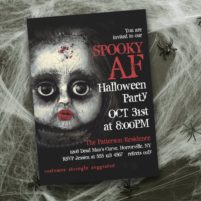 Convite Gótico assustador Doll Spooky Festa de Halloween A (Host an unforgettably Spooky AF Halloween Party this year!)