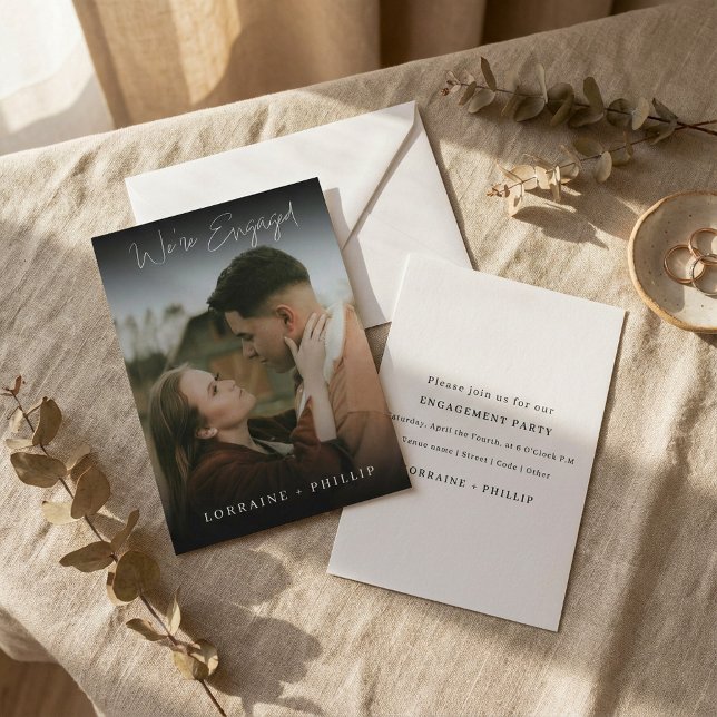 Convite Gradiente Escuro Escuro Sonoro Foto Convidada (Sleek Dark Gradient We’re Engaged Photo Invite.)