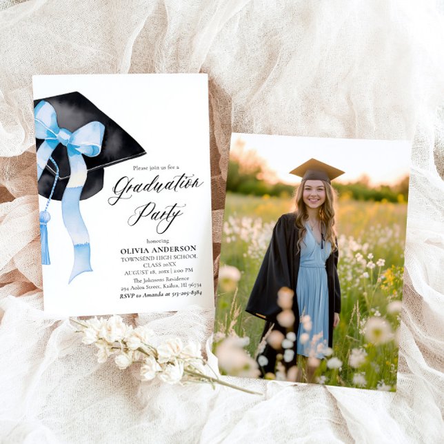 Convite Graduação de Arco Azul Moderno Elegante Tendy Na m (Watercolor Modern Elegant Trendy Stylish Blue Bow Graduation Invitation)