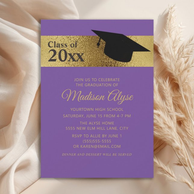 Convite Graduação de Boné Preto Dourado Púrpura Personaliz (Purple and gold graduation cap no-photo party invitation)