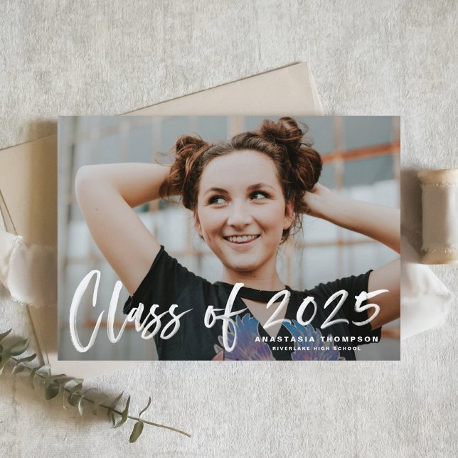 Convite Graduação de Foto com Letra Pincel Branca 2025 (Customizable photo Graduation Announcement featuring white brush calligraphy overlay)