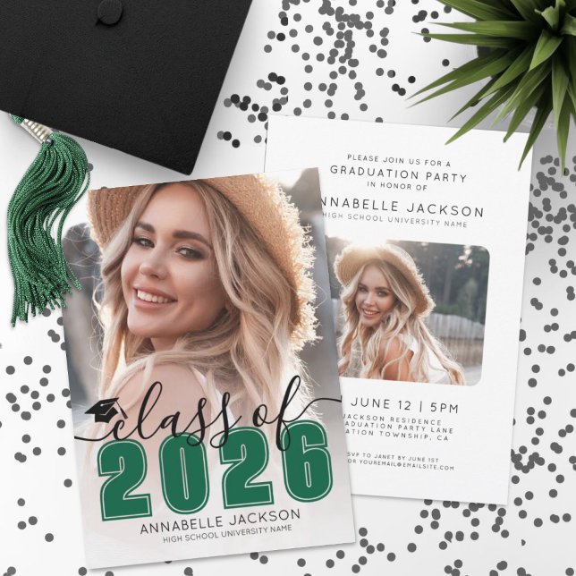 Convite Graduação de Foto de Graduado Verde (Class Of 2025 Green Graduate Photo Graduation Invitation)