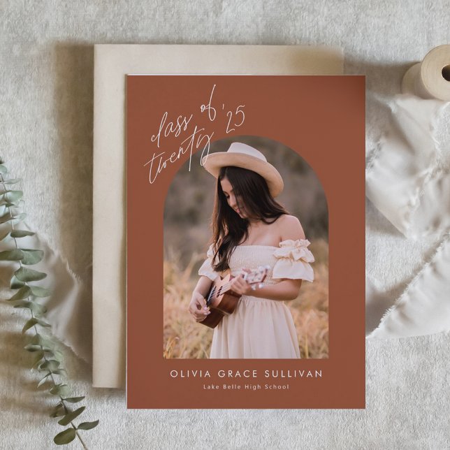 Convite Graduação de Foto do Arch Boho Terracotta (Graduation Invitation Featuring Arch Photo, Handwriting Script, and Terracotta Background)