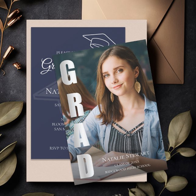 Convite Graduação de Foto em FORMANDO de Foto Moderno Faux (Modern Faux Silver Foil GRAD Photo Graduation Invitation)