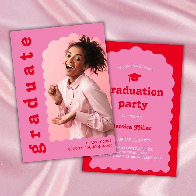 Convite Graduação de Foto Onda de Fonte Retro Rosa e Rosa  (graduation party invitation retro font class of 2024 bold pink and red wavy arch photo)