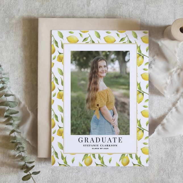 Convite Graduação de Foto Padrão de Limão de Aquarela (Customizable photo graduation invitation featuring watercolor lemon pattern.)