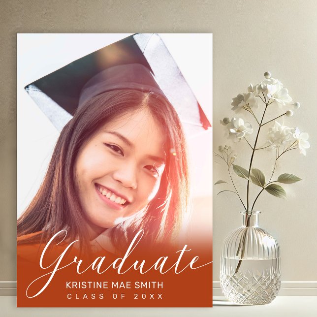 Convite Graduação de Foto por Caligrafia Branca Moderna La (Orange with White Calligraphy Script Photo Graduation Announcement and Party Invitation)