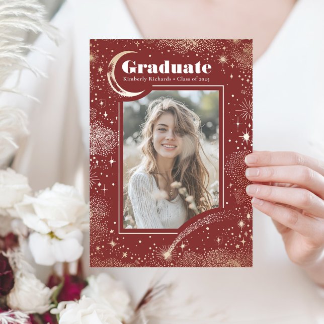 Convite Graduação de Foto por Formando Celestial Moon and  (Burgundy Red and Gold Graduation Photo Invitation)