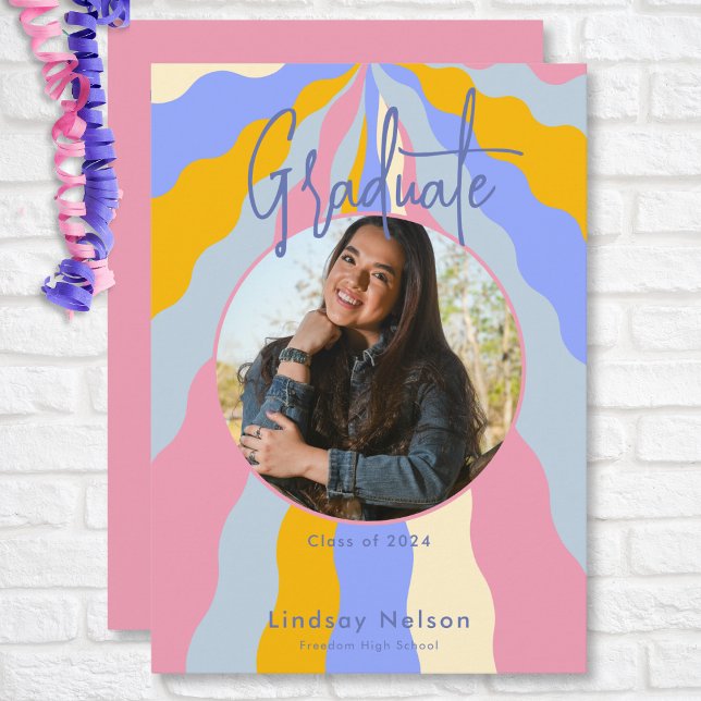 Convite Graduação de Foto por Ondas Púrpuras Retro-Rosa Mo (Modern Retro Pink Purple Waves Photo Graduation Invitation)