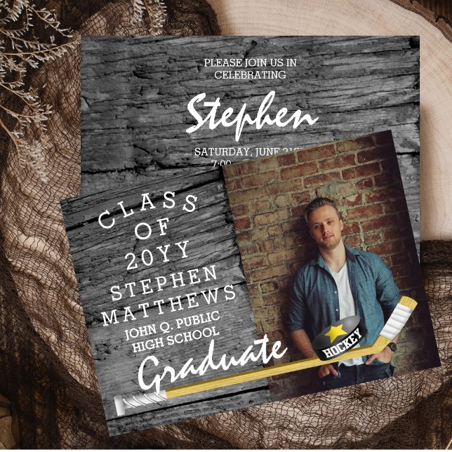 Convite Graduação de Foto Rustic do Jogador de Hóquei (Rustic Barnwood Hockey Player Photo Graduation Announcement and Party Invitation - Print | Digital)