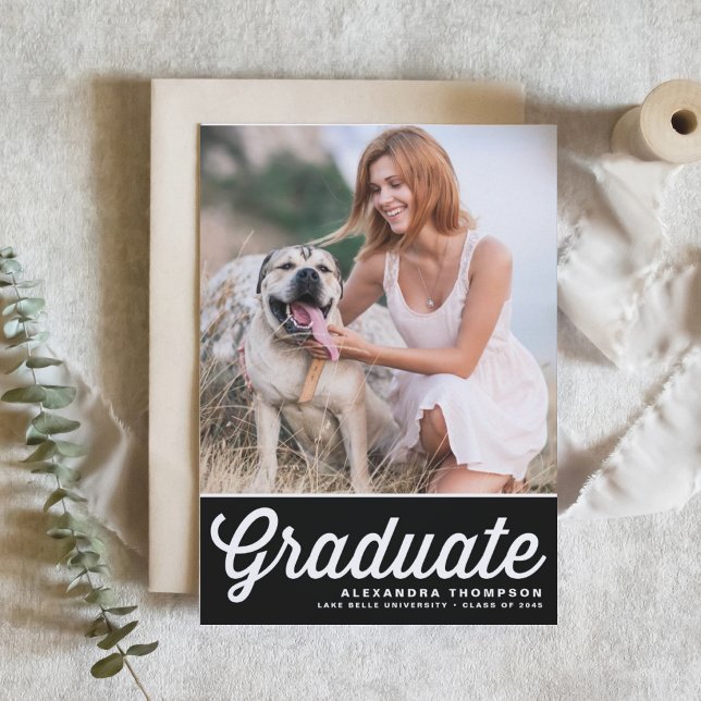 Convite Graduação de Fotografia com Tipografia em Negrito  (Customizable retro-inspired Black and White Photo Graduation Invitation)