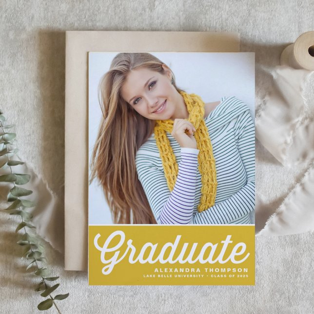 Convite Graduação de Fotografia com Tipografia em Negrito  (Customizable yellow photo graduation invitation featuring retro lettering. )