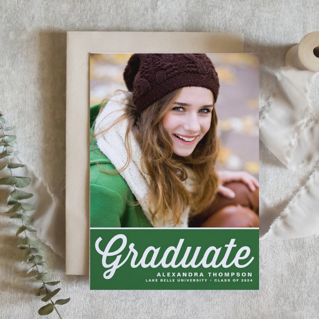 Convite Graduação de Fotografia com Tipografia em Negrito  (Personalized Graduation Invitation with Retro Lettering on Green Background – Other colors available)
