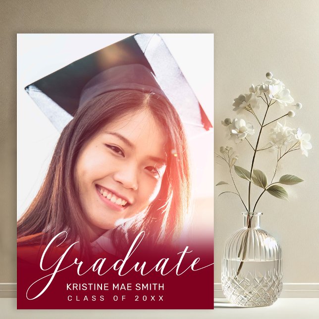 Convite Graduação de Fotografia da Caligrafia Branca Moder (Maroon with White Calligraphy Script Photo Graduation Announcement and Party Invitation)