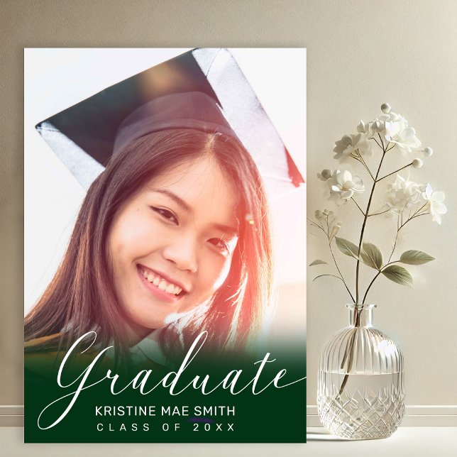 Convite Graduação de Fotografia da Caligrafia Branca Verde (Green with White Calligraphy Script Photo Graduation Announcement and Party Invitation)