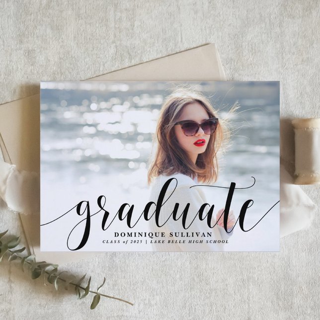 Convite Graduação de Fotografia em Caligrafia Moderna Negr (Personalized Photo Graduation Invitation with Black Modern Calligraphy – Customizable Photo)