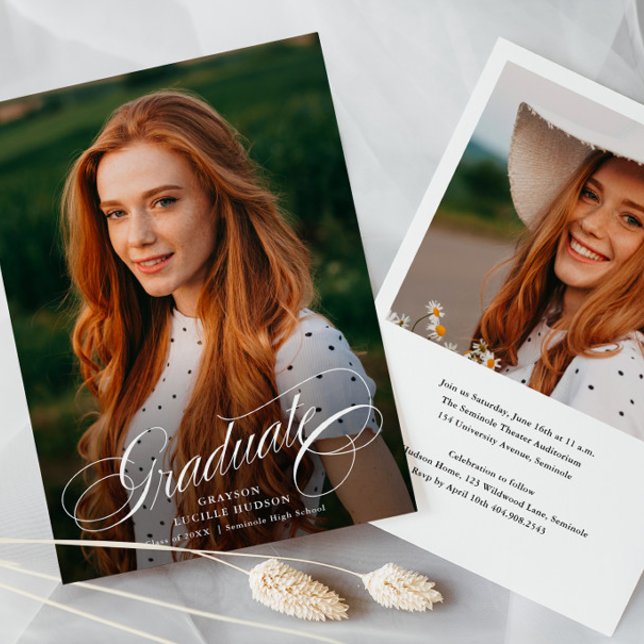Convite Graduação de Fotografias de Script Elegante (Elegant Graduate Script Calligraphy 2 Photo Graduation Invitation Announcement Card.)