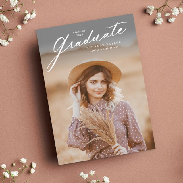 Convite Graduação de Fotos com Script de Formando Elegante (Simple graduate script photo graduation invitation.)