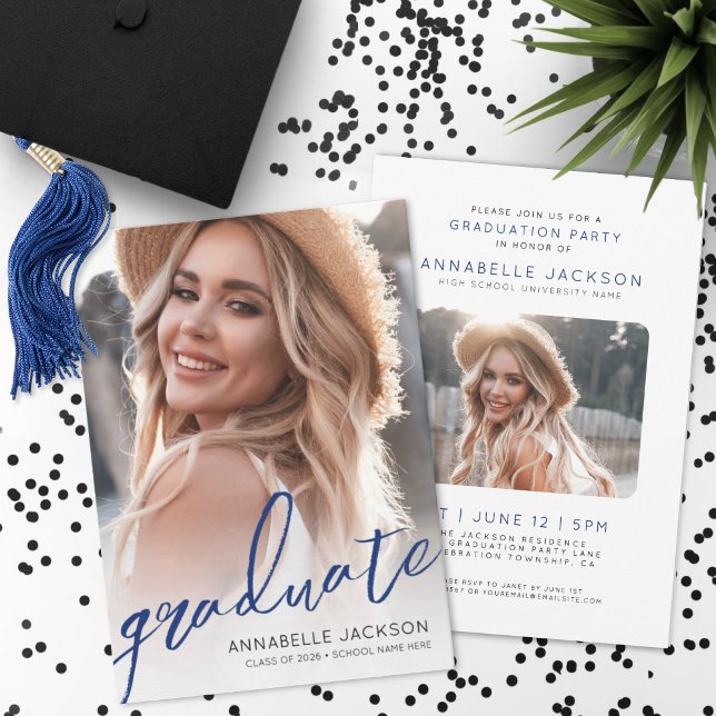 Convite Graduação de Fotos de Graduados em Azul Script (Blue Trendy Script Graduate Photo Graduation Invitation)