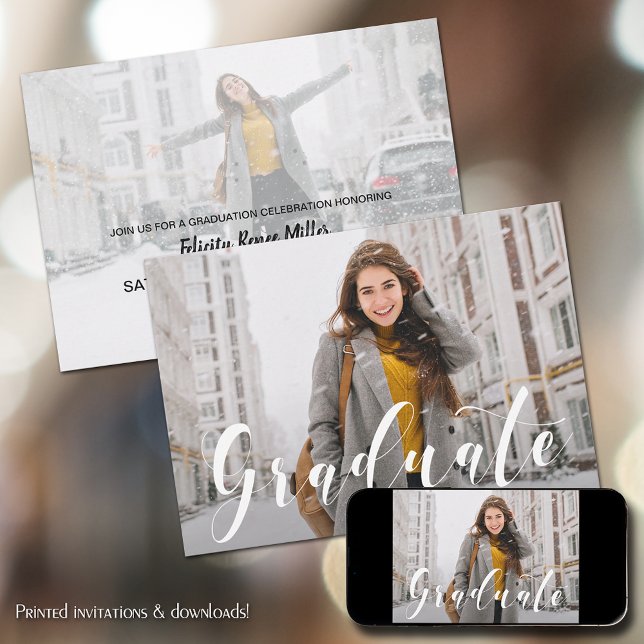 Convite Graduação de Fotos de Script Branco Moderno (Criador carregado)