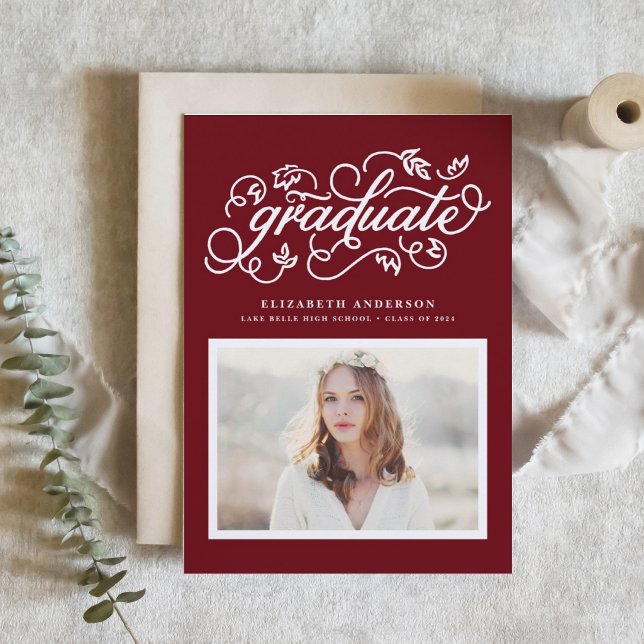 Convite Graduação de Fotos Rustic Calliografia Burgundy (Customizable class of 2026 photo graduation invitation featuring rustic modern calligraphy. )