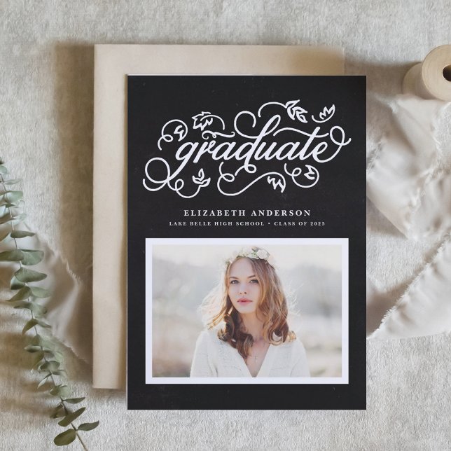Convite Graduação de quadro chalkboard com Script Floral W (Customizable photo graduation invitation featuring whimsical rustic calligraphy. )