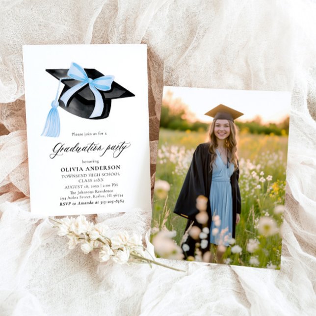 Convite Graduação do Boné de formatura Azul de Tendy Moder (Watercolor Modern Elegant Trendy Stylish Blue Bow Graduation Invitation)