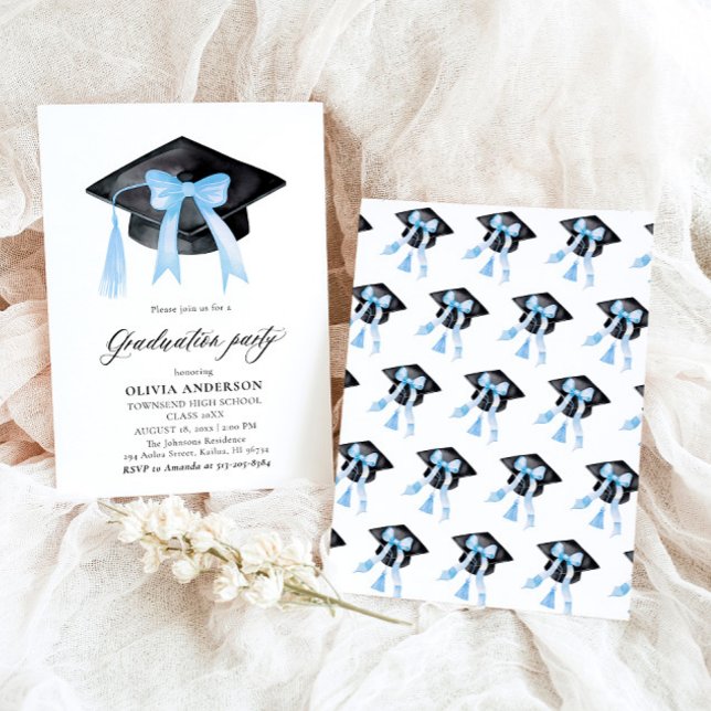 Convite Graduação do Boné de formatura Azul de Tendy Moder (Watercolor Modern Elegant Trendy Stylish Blue Bow Graduation Invitation)