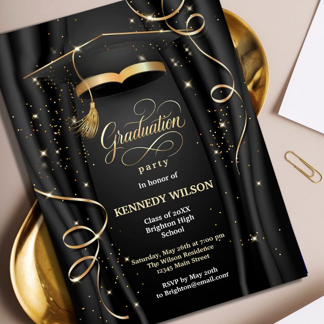 Convite Graduação Elegante Preta e Dourada (Elegant Black & Gold Graduation Invitation #grauationblackgold #sparkles #luxuryinvitation #zazzle)