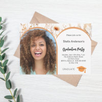 Graduação em arco de fotos em beige de flores selv