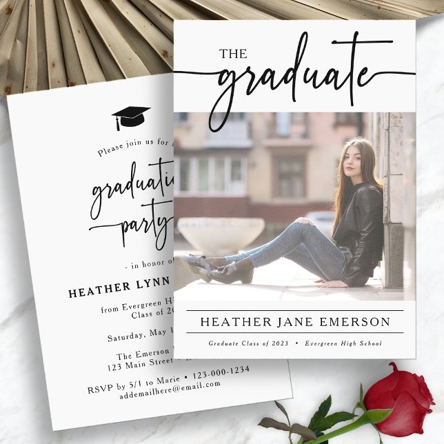 Convite Graduação em Letra Moderna Simples (Simple Modern Script Photo Graduation Party Invitation Card by Painted Paperie
)