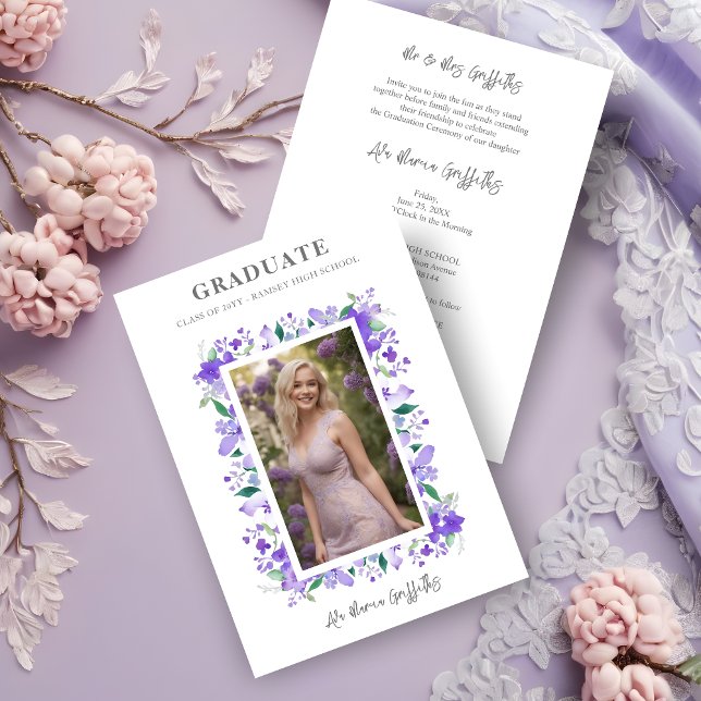Convite Graduação Floral Graciosa Encantadora Foto Lilac (Charming Graceful Floral Contemporary Purple Personalized Photo Graduation Invitation Card.)