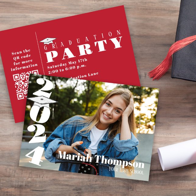 Convite Graduação Foto Vermelho Cardeal Classe 2023 QR (Graduation bold and bright modern style photo invitation. )