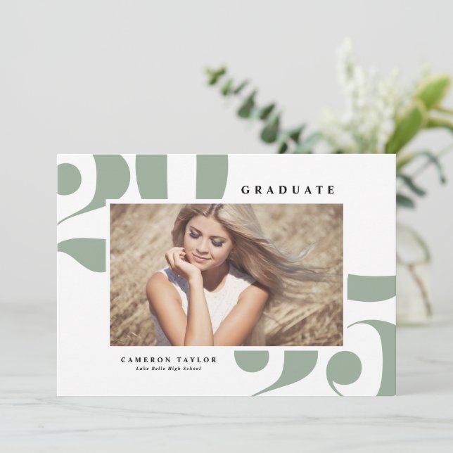 Convite Graduação Fotográfica Sage Green 2025 (Em pé/Frente)