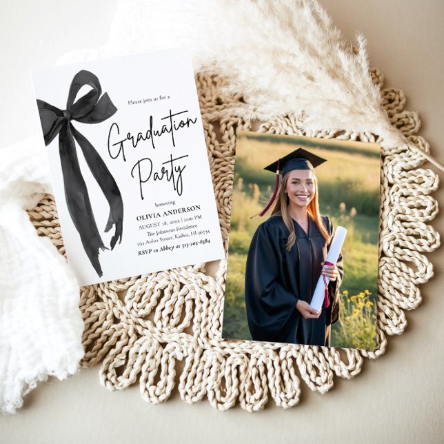 Convite Graduação moderna de Na moda de Arco preto para te (Watercolor Modern Elegant Trendy Ribbon Black Bow Coquette Grad Party Photo Graduation Invitation)
