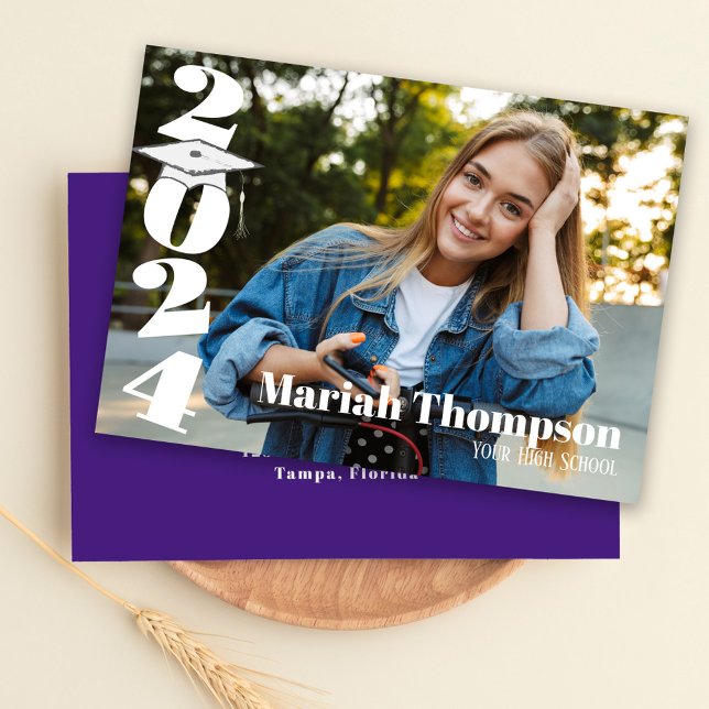 Convite Graduação Tipografia Roxa Classe De Fotografia De  (Graduation "2024" typography script with a mortarboard and bold and bright style. )