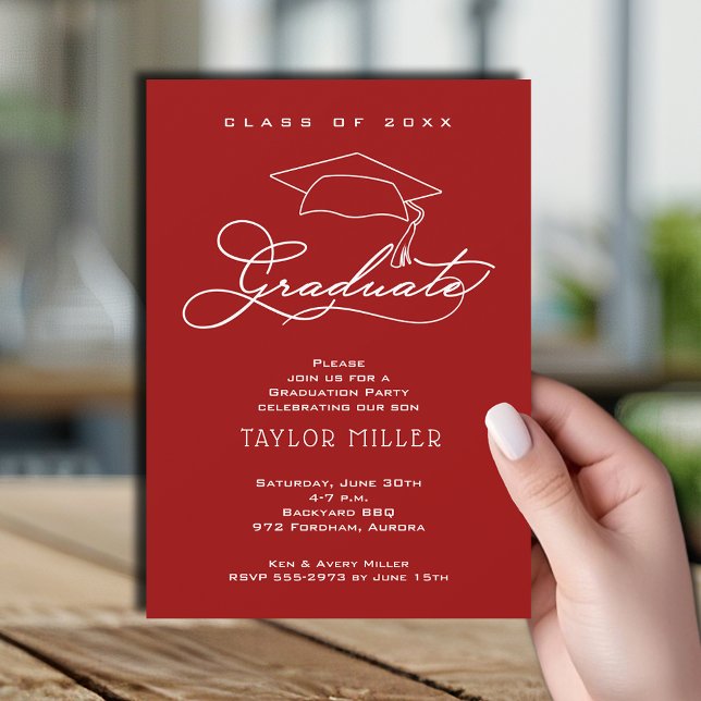 Convite Graduação Vermelha Cardeal de Script Elegante (Elegant white script and grad hat cardinal red graduation party invitations)