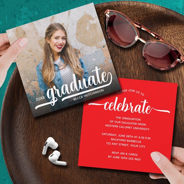 Convite Graduação Vermelha de Foto Moderna (Modern photo red square 5.25" x 5.25" graduation party invitations)