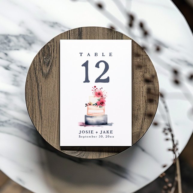 Convite Gráfico de assentos do bolo de casamento macio (Watercolor Wedding Cake Table Number card. Featuring a beautiful watercolor style illustration.)