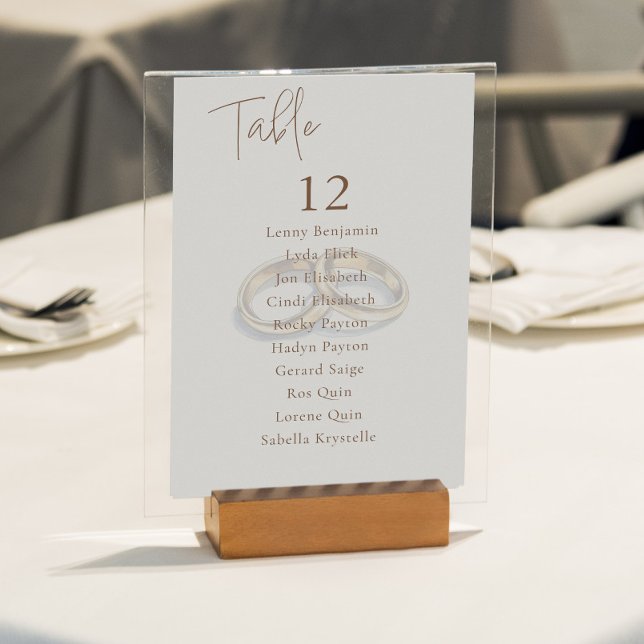 Convite Gráfico de Número de Sentados da Tabela de Anéis d (Clear and elegant seating chart featuring two gold wedding rings, crisp table numbers and names.)