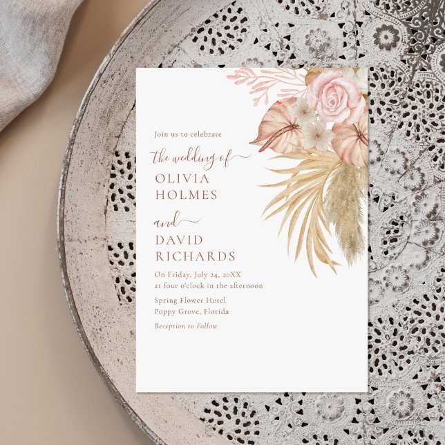 Convite Grama Pampas Bege Moderno Floral Casamento (Modern Beige Pampas Grass Floral Wedding Invitation on a neutral boho plate.)