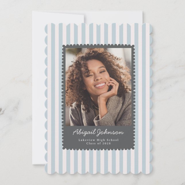 Convite Gray Scalloped Graduation Photo Announcement (Frente)