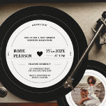 Convite Groovy Baby Vintage - Chá de fraldas de Vinil Reco<br><div class="desc">Bem-vindos ao mundo com o nosso convite para chás de fraldas de vinil personalizado. O design único e retrô deste convite tem a forma de um registro de vinil e apresenta uma foto da mamã bebê no verso. O convite é facilmente editável para que você possa adicionar todos os detalhes...</div>